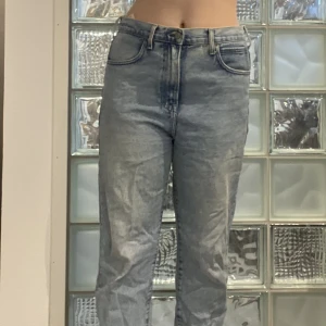 Lee jeans - Byxor från lee. Orginalpris: 1000kr. De kommer inte till användning längre. Längden när golvet och jag är 1,68 för referens.💕