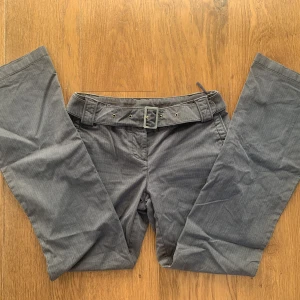 Vintage lågmidjade bootcut byxor - Lågmidjade bootcut byxor med bälte (bältet går att ta av)  En mycket äldre modell från Next. Storleken är runt XS Säljer eftersom de är för små för mig