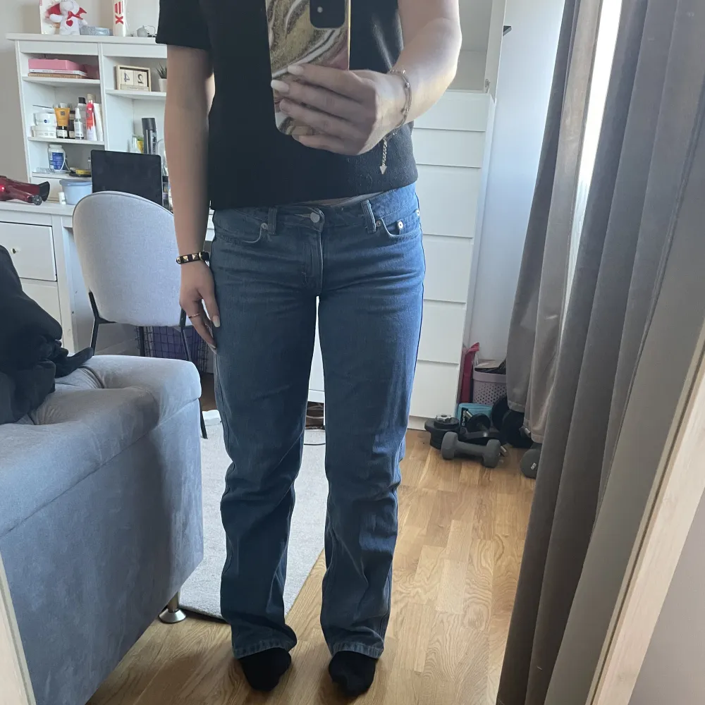 Jättefina Low waist arrow straight jeans som inte kommer till användning. Storlek 27/32 och passar perfekt på mig som är 162.. Jeans & Byxor.