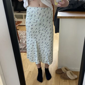 blommig kjol - blommig kjol från amazon! sitter superfint och perfekt till sommaren🤩
