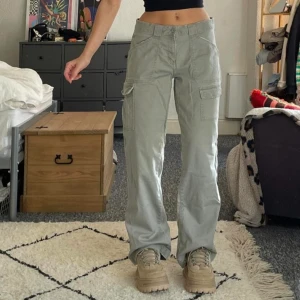 North Face cargobyxor - Vintage cargobyxor från North Face 🤍 normal/låg midja, storlek 8 (S/M). Midjemått cirka 78-79 cm ❣️