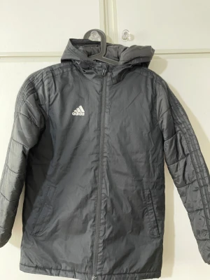 Adidas jacka barn  - En barnjacka från adidas, Den är i bra skick och passar barn mellan 9-10 år. Storlek 140 Priset går att diskutera vid snabb affär.