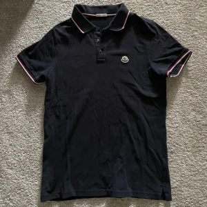 Moncler pike M - Hej! Jag säljer nu min jättefina moncler pike då den har blivit för liten! Jag skulle säga att skicket är 8,5/10. Skriv till mig vid frågor!