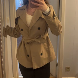 Kappa - Jätte fin kavaj som bara använts en gång. Bra material och passar till vår/höst. 