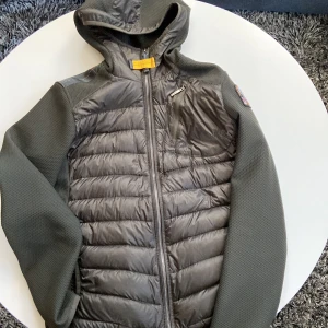 Parajumper Jacka - Väldigt fin jacka använd 1 gång Köpt på Plick för 1500 men den passade inte skriv för mer bilder  