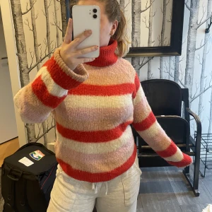 Vår tröja  - Säljer denna färgglada stickade polotröjan då den gjort sitt i min garderob! Tröjan är i bra skick, från NA-KD i storlek S