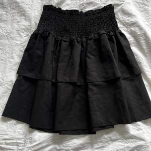 Säljer denna super fina  svarta volang kjol från Shein. I bra skick och har inte använts mycket. säljer för att den inte har kommit till användning. Skriv om ni vill ha fler bilder eller nått på storleken🥰