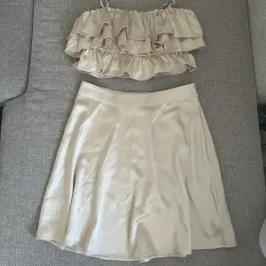 Superfint set i satin med kjol och topp som tyvärr aldrig kommit till användning. 🤍Nypris 700