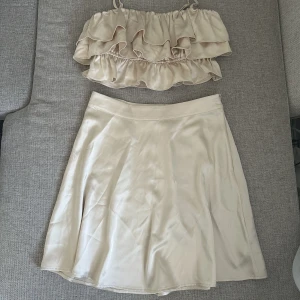 Set  - Superfint set i satin med kjol och topp som tyvärr aldrig kommit till användning. 🤍Nypris 700