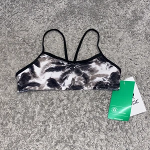 Bikini topp - Säljer denna helt oanvända endast testade bikini topp. Den har alla lappar kvar. Storlek 134-140. Säljer av skäl att den var för liten. Nypris: 100kr  Mitt pris: 40kr Pris kan diskuteras🤍