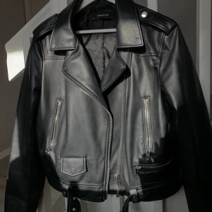 Skinnjacka - Jackan är i väldigt bra skick men har en ytterst liten slitning på ryggen (syns knappt) Den passar mig som vanligtvis har S/M lite oversized så ganska liten  Xl 