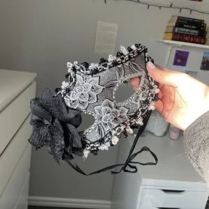 Mask - Jättefin mask jag använde på en temafest en gång! Fint skick och lätt att ställa in storlek. Köparen betalar för frakten och katt finns i hem💓