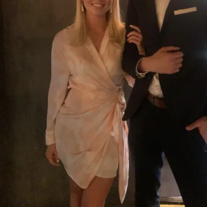 Klänning Gina Tricot - En aprikos/ljusrosa omlottklänning från Gina🌸☄️ Passar perfekt till sommaren och sitter såå fint!  Storlek 32 och jag är 165. 