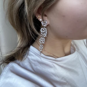 Silverörhängen - Fina silverörhängen, nyskick använda 1 gng på bal. Ej äkta silver. Pris kan diskuteras vid snabb affär