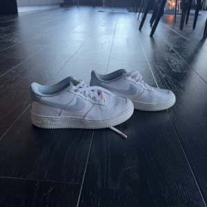 Air force 1 - Säljer dessa air force 1 pågrund av att de inte används. De är i bra skick och nypris är ca 1 400.