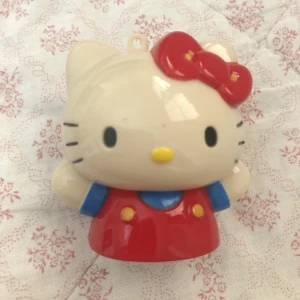 hello kitty samlarfigur - från 2005, lite sliten vilket syns på bilderna <3 frakten kostar 15