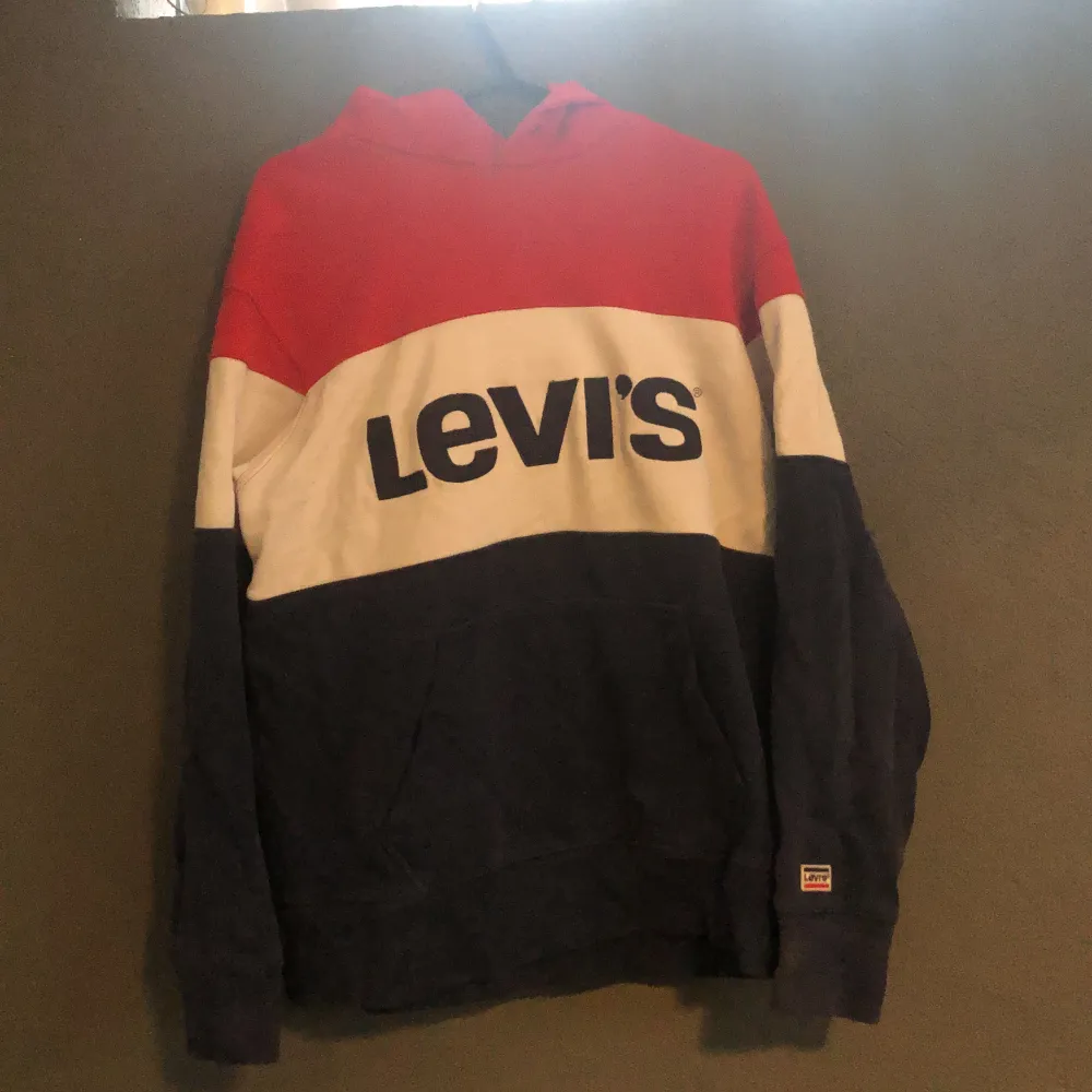 Levis hoodie, dam storlek S, använd, saknar snöre. Hoodies.