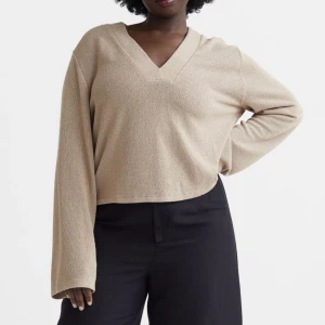 Beige tröja - En beige långärmad croptop med vida ärmar. Storlek S, från H&M. Aldrig använd, endast provad.