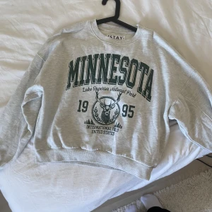 Grå sweatshirt - Swatshirt från Carlings i stl M Knappt använd Köptes för 400kr och säljer för 200kr (repost) 