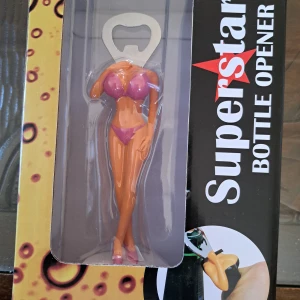 Flasköppnare🌹🌹🌹 - Hej alla glada 🌹 Här har jag en lite udda Flasköppnare 🌹 Helt Ny,är fortfarande i paket,Se Bild 🌹 Något för din kille, eller din tjej 💞 Pris: 30 kr plus frakt,ska kolla 🤗Fri Frakt dagar är Frakten Fri ☺️ kontakta mig innan köp 🌹 Anki 