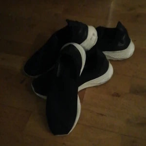 Lager 157 skor 1 par Strl: 38 & 1 par Strl: 37 - Varsamt använda som nyskick &vid leveransen vitare på det vita & dofta gott sko spray i med givetvis ;) 