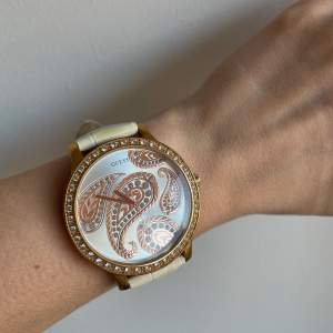 Beautiful, elegant Guess watch to highlight your outfits.