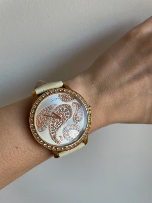 Guess watch - Beautiful, elegant Guess watch to highlight your outfits.