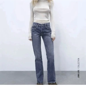 Zara mid rise straight jeans - De populära mid rise jeansen som är slutsålda på Zara, strl 32 men passar även en 34 beroende på hur man vill att de ska sitta!