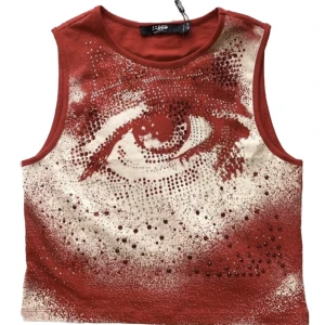 JADED LONDON Retina red diamante tank top - Jättesnygg helt oanvänd croptop från Jaded London med fake diamanter på. Lite stor i storleken (stl 38). Originalpris: 584kr. OBS inga returer. 🤎 Frakt: 29kr.