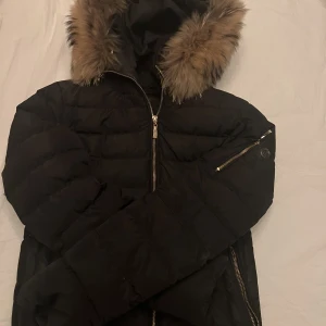 Hollister jacka  - Hollister jacka säljs, då den inte kommer till användning längre. Storlek 40, men ganska liten i storleken, så mer som en 38. Kort i modell.
