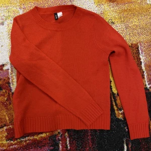 Röd stickad topp - En super gullig stickad topp från H&M! Använd 1-2 ggr, väldigt bra skick, säljer då den blivit för liten för mig. Skriv gärna vid intresse!❤️❤️