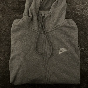 Nike tröja  - Grå Nike tröja. Fullzip.  Passar även Medium. Sparsamt använd. 