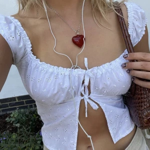 Milkmaid-topp - Säljer min vita milkmaid-topp från Shannoony 🤍 sparsamt använd, som ny! storlek XS, passar S också 🌸