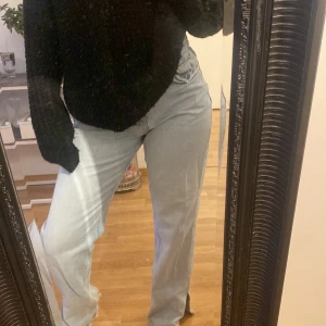 Blå raka jeans - Ett par blå jeans med slits vid fötterna som sitter jättebra och är perfekt raka. Säljs då de inte kommer till användning längre:)