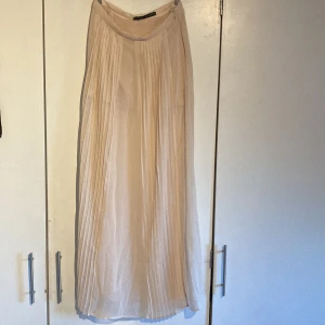 Beige/rosa lång kjol  - Långkjol från Zara med vikningar. Storlek S men passar även för M