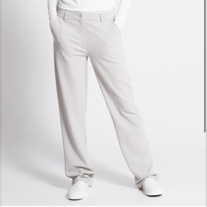 Low waist kostymbyxor - Low waist kostymbyxor från lager157, slutsålda nästan överallt😊 helt nya med lappen kvar🚀