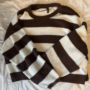 ✧˖°Randig tröja✧˖° - Fin randig stickad tröja <3 Köpt på H&M för ett tag sen. Säljs då jag tycker att den är lite kort 🫶🏼
