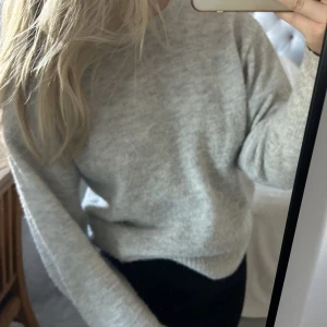stickad tröja - grå stickad tröja från hm, så fin och lite oversize i modellen🥰