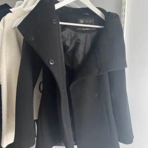 Kappa  - En så fin svart kappa med luva💗💗säljer för att jag aldrig får användning för den🫶🏻nypris 799kr har jag för mig 