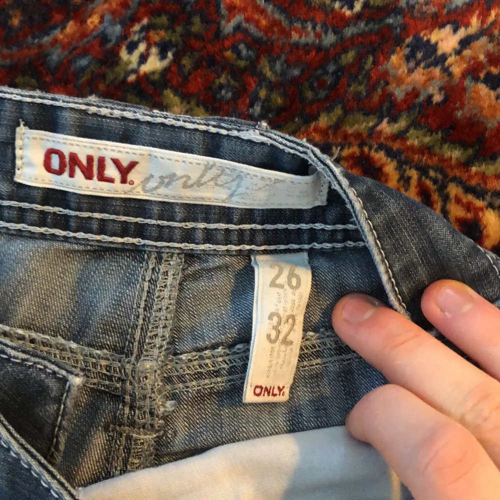 Alballa ONLY jeans som är för små, perfekta för sommaren o våren😍. Jeans & Byxor.