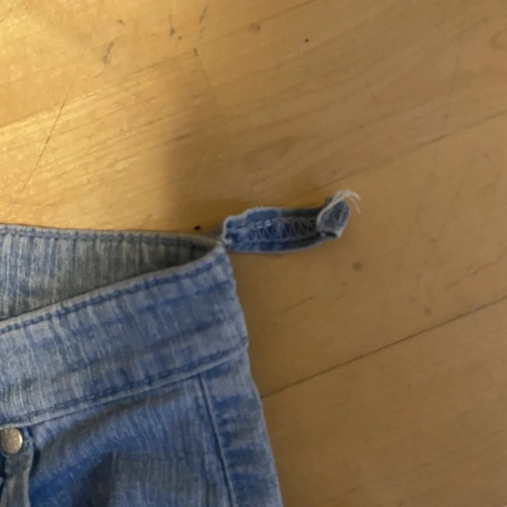 Jeans med fungerande dragkedja på benen. Ljusblåa. Bakfickorna är ej riktiga men det är fickorna på benen. De är från miss Edith. Har defekt (se sista bilden).. Jeans & Byxor.