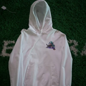 Palace hoodie  - Vit Palace hoodie med octopus tryck fram och bak, Small, Cond 9/10