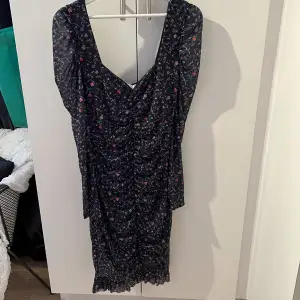 Jättefin mörkblå klänning från NA-KD men som tyvärr inte kommer till användning. Aldrig använd och är därför i nyskick. Kan diskutera pris då jag gärna vill få den såld. Frakt tillkommer.