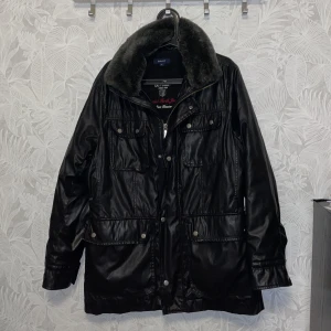 Gant jacka - Supersnygg jacka från Gant, har själv använt under vintern och hösten, inte supervarm på vintern men är själv storlek Xs egentligen så har haft gott med utrymme för varma tröjor under. Fyra superrymliga fickor i fram och två innerfickor med dragkedjor💗