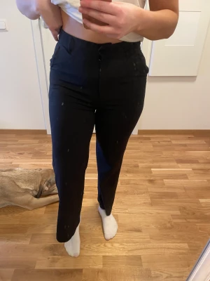 Madlady kostymbyxor  - Kostymbyxor från madlady Storlek M Det är spegeln som är smutsig inte byxorna🤗