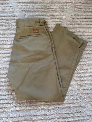 Dickies - Beiga dickies i bra skick. Storlek 30