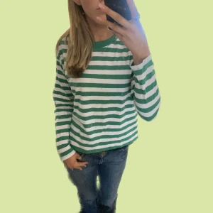 grön-randing långärmad tröja😍🌴  - Jätte bekväm grön-randig tröja ifrån monki! Väldigt skönt material och bra passform🦚 köparen står för frakt❤️