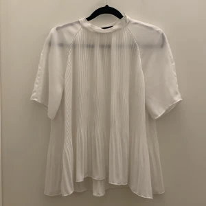 Blus  - Lätt blus som sätter sig elegant på kroppen.  Supersnygg till läderbyxor eller jeans.  Använd 1 gång 