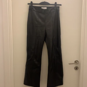 Läderbyxor  - Läderbyxor från mango  Formar lår och rumpa super snyggt.  Mellanhöga/normala i midjan  Använda 1 gång  Jg är 159 och längden är perfekt för mig   Nyligen inköpta 