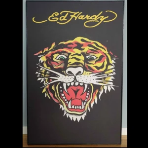 ED HARDY TAVLA - Höjd: 90cm Bredd: 60cm  Tryck på masonit, med stilren svart ram runt. Har inget glas framför så tavlorna är helt matta 😊 As good as new! Varken solblekta eller kantstötta.